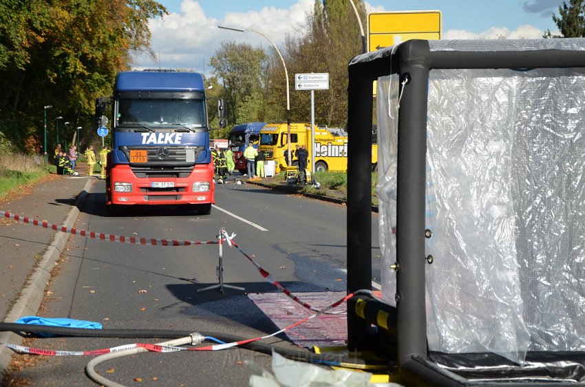 VU Tanklastzug umgestuerzt Huerth Industriestr P485.JPG